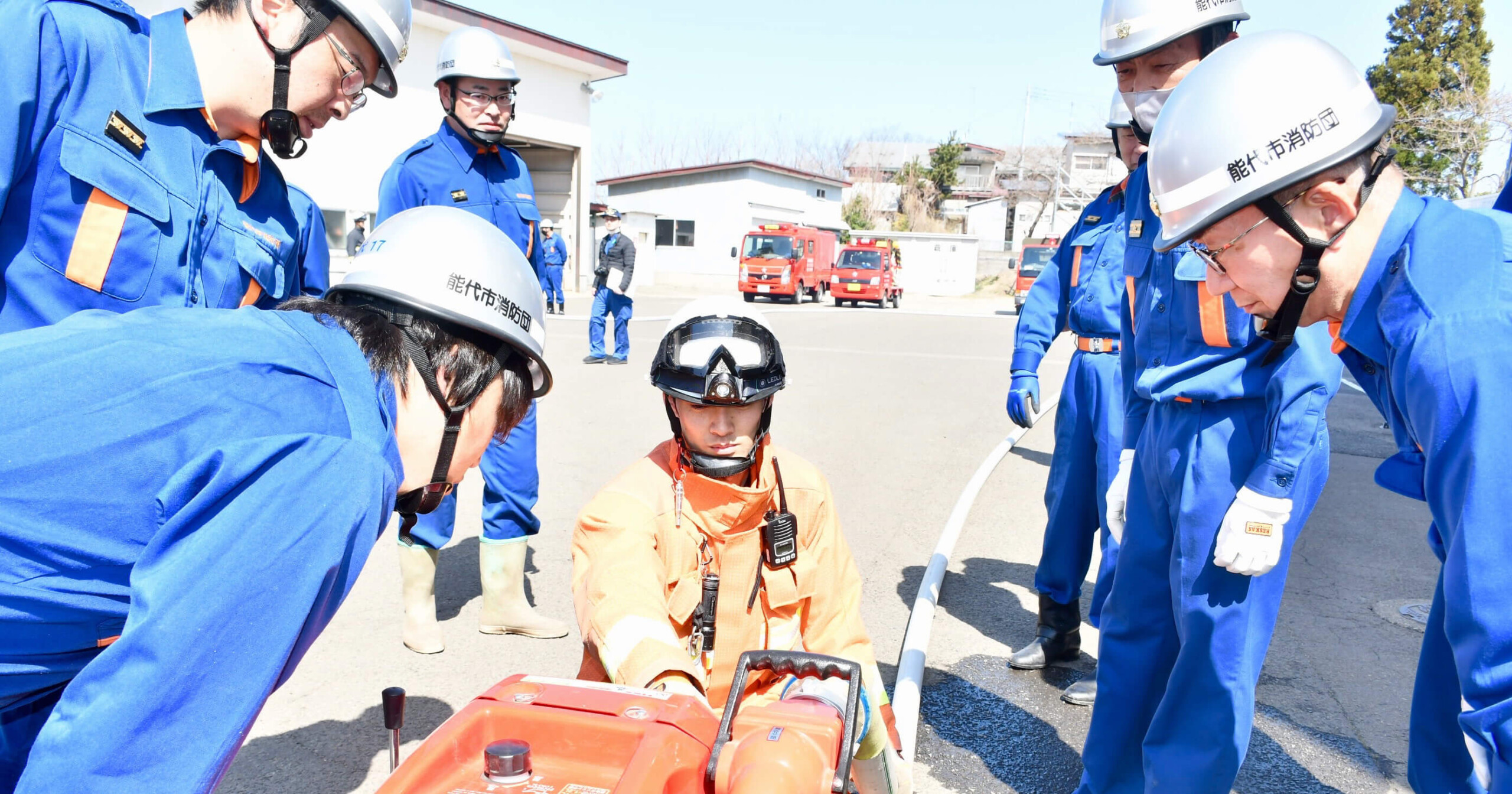 小型ポンプの操作方法や中継送水の手順を確かめた訓練（能代消防署で）