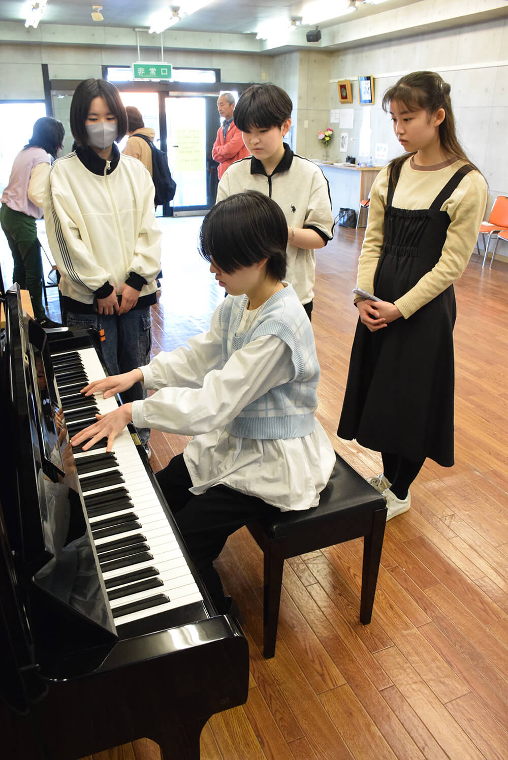 「街角ピアノ」の利用がスタート。初日は高校生らが思い思いに演奏